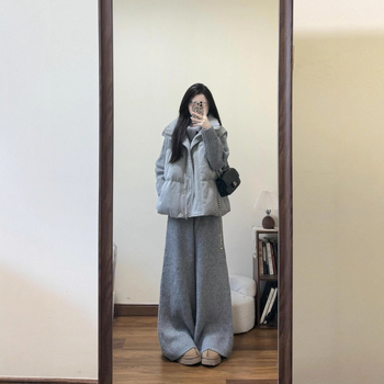 Set din trei piese: vesta caldă, pulover tricotat și pantaloni cu croială largă; material poliester; stil casual japonez-coreean; mâneci lungi; potrivit pentru iarnă și primăvară; Spring 2025.