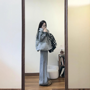 Set din trei piese: vesta caldă, pulover tricotat și pantaloni cu croială largă; material poliester; stil casual japonez-coreean; mâneci lungi; potrivit pentru iarnă și primăvară; Spring 2025.