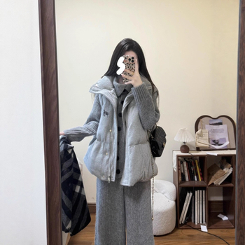 Set din trei piese: vesta caldă, pulover tricotat și pantaloni cu croială largă; material poliester; stil casual japonez-coreean; mâneci lungi; potrivit pentru iarnă și primăvară; Spring 2025.