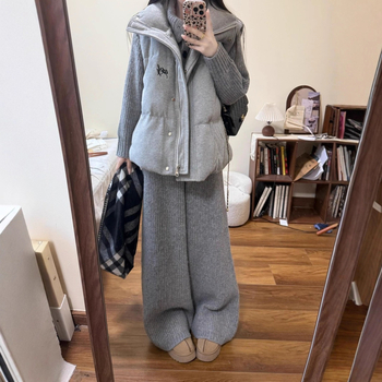 Set din trei piese: vesta caldă, pulover tricotat și pantaloni cu croială largă; material poliester; stil casual japonez-coreean; mâneci lungi; potrivit pentru iarnă și primăvară; Spring 2025.