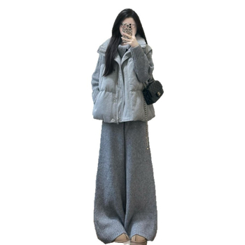 Set din trei piese: vesta caldă, pulover tricotat și pantaloni cu croială largă; material poliester; stil casual japonez-coreean; mâneci lungi; potrivit pentru iarnă și primăvară; Spring 2025.