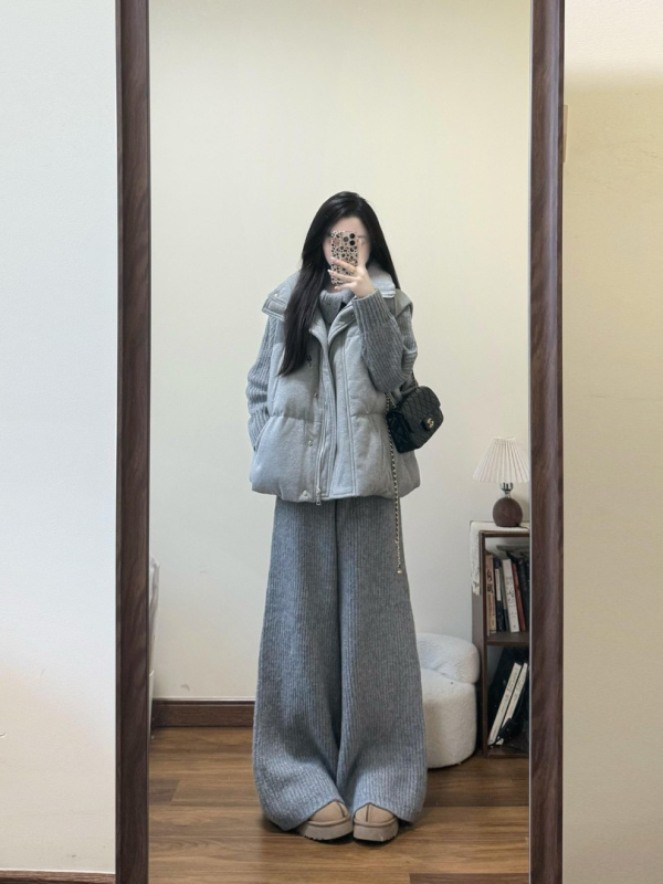 Set din trei piese: vesta caldă, pulover tricotat și pantaloni cu croială largă; material poliester; stil casual japonez-coreean; mâneci lungi; potrivit pentru iarnă și primăvară; Spring 2025.