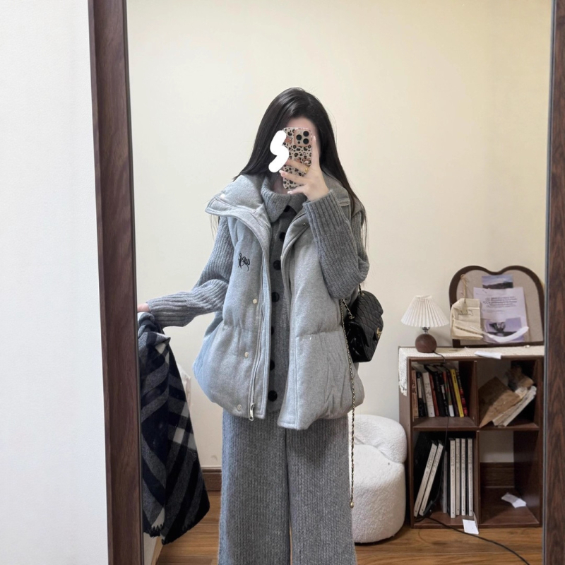 Set din trei piese: vesta caldă, pulover tricotat și pantaloni cu croială largă; material poliester; stil casual japonez-coreean; mâneci lungi; potrivit pentru iarnă și primăvară; Spring 2025.