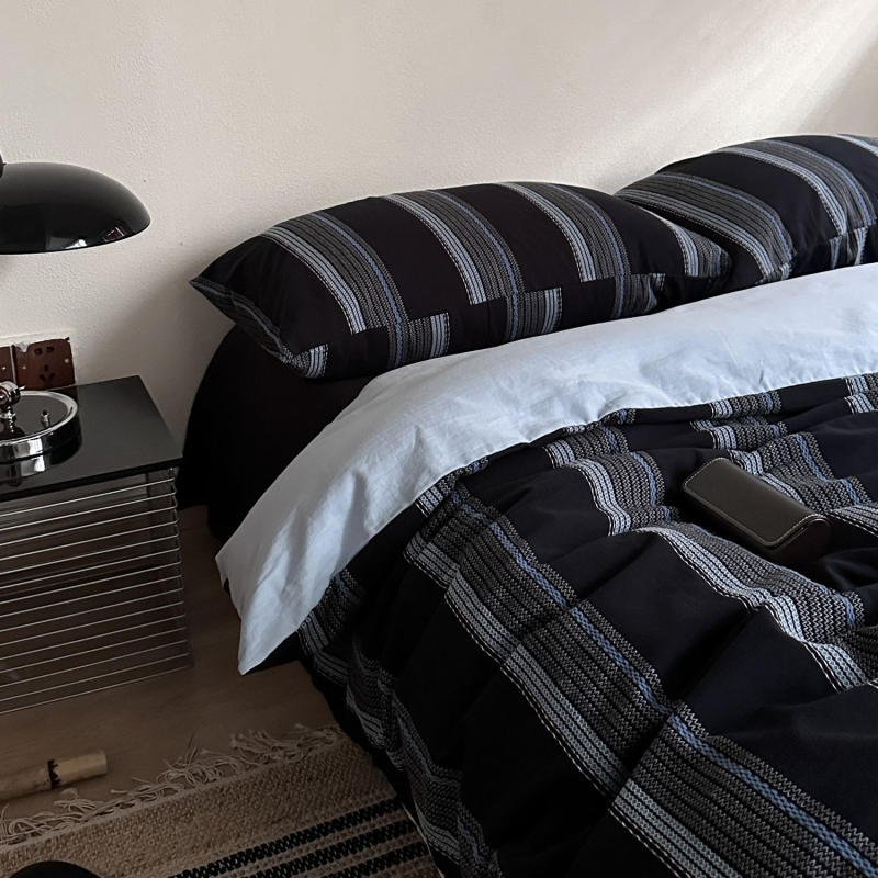 Set de lenjerie de pat 4 piese: model cu dungi, țesătură twill, bumbac 100%, stil INS, vopsire reactive