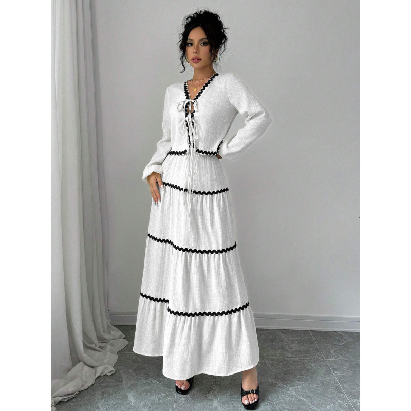 Costum feminin cu fustă în A, maneci lungi, imprimeu geometric, aplicație dantelată, poliester