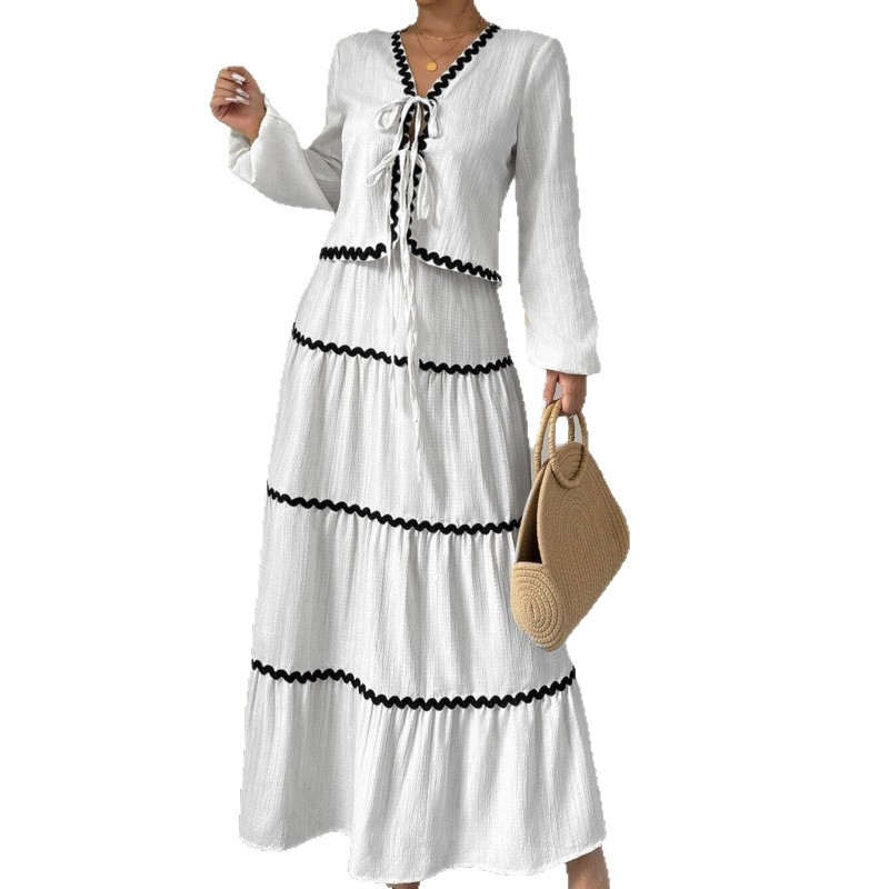 Costum feminin cu fustă în A, maneci lungi, imprimeu geometric, aplicație dantelată, poliester