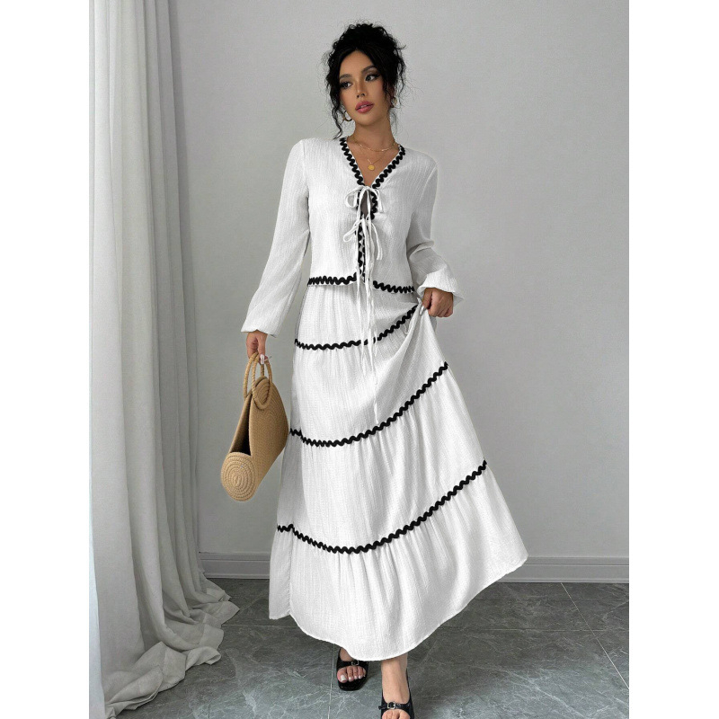 Costum feminin cu fustă în A, maneci lungi, imprimeu geometric, aplicație dantelată, poliester