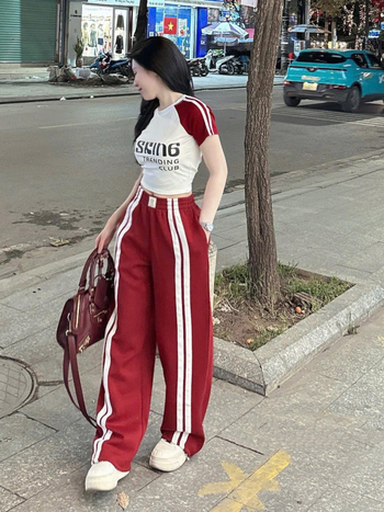 Дамски двукомплект: Тениска с реглан ръкав и панталони с висока талия и широки крачоли — Milk Silk плат; полиестер 80–90%; три четвърти реглан ръкав; градски стил; лято 2025