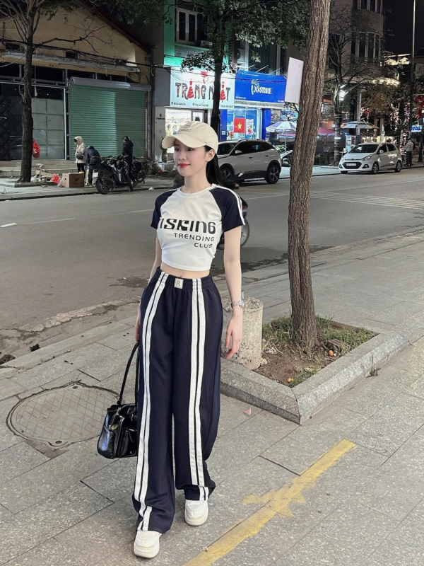 Set femei două piese: tricou raglan cu mâneci trei sferturi și pantaloni largi, talie înaltă, stil stradal; material Milk Silk, poliester 80–90%, vara 2025