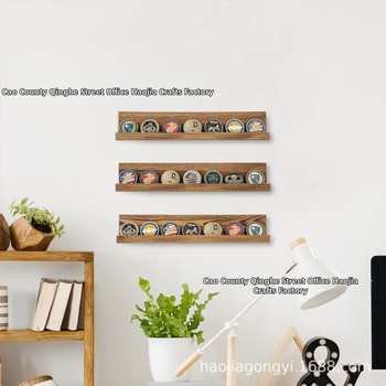 Drevená nástenná polica na pamätné mince, jednovrstvá, viacúčelová, moderný minimalistický štýl.