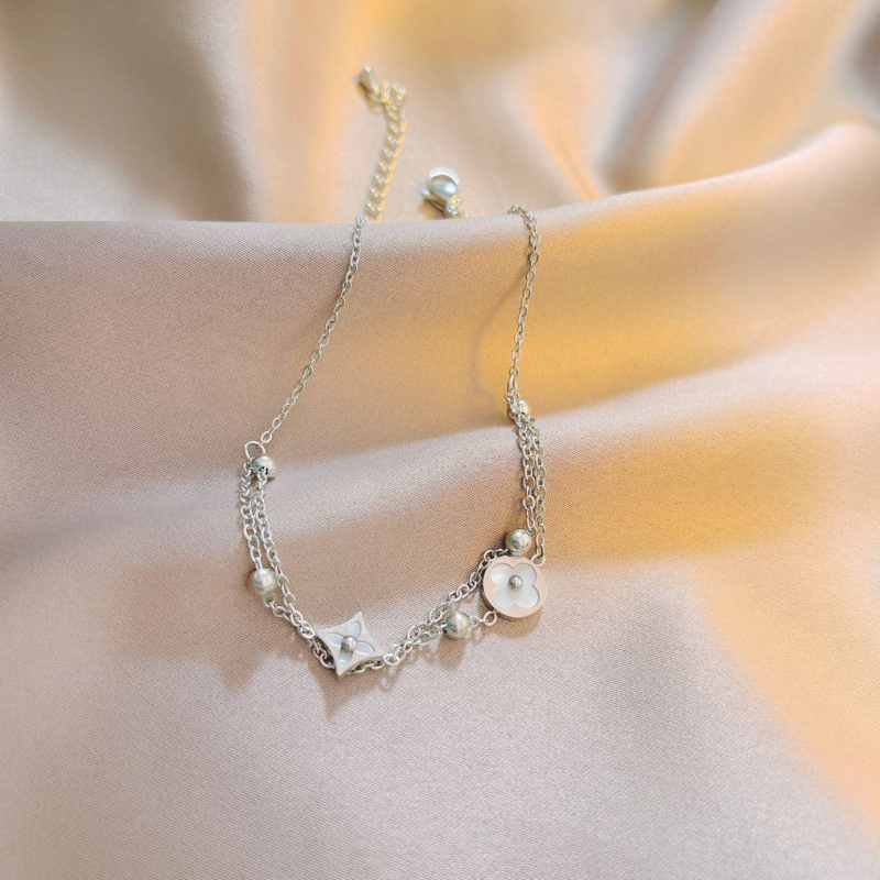 Глезенна гривна с двоен четирилистник, титаниева стомана, кръгли мъниста, флорален мотив