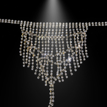 Верига за тяло с кристални акценти, пискюл колан за талията и бохемски секси G-string бельо – лято 2024