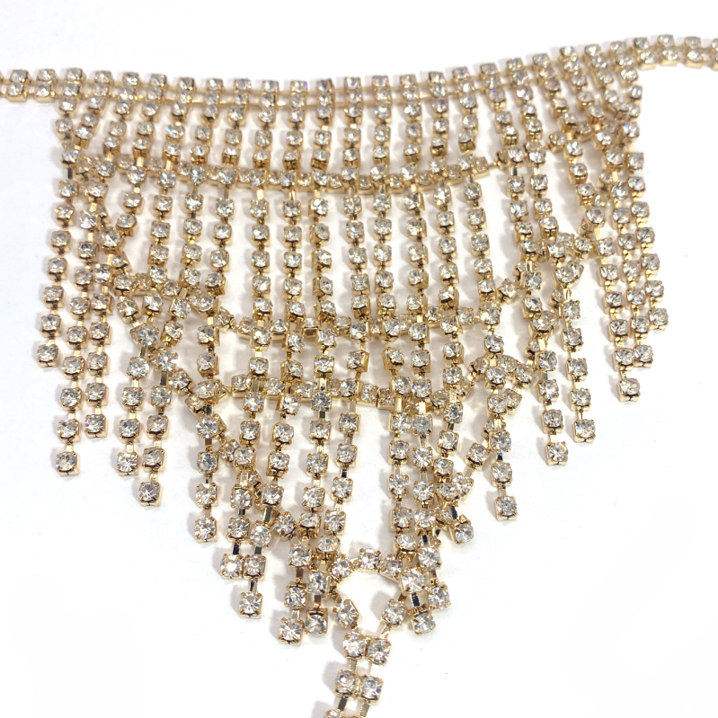 Верига за тяло с кристални акценти, пискюл колан за талията и бохемски секси G-string бельо – лято 2024