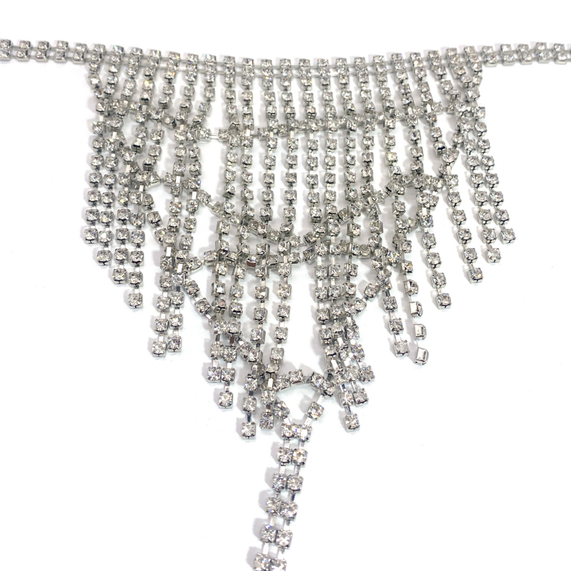 Верига за тяло с кристални акценти, пискюл колан за талията и бохемски секси G-string бельо – лято 2024