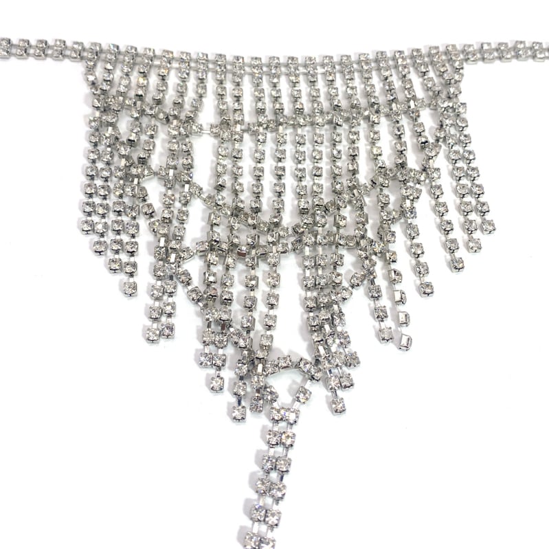 Верига за тяло с кристални акценти, пискюл колан за талията и бохемски секси G-string бельо – лято 2024