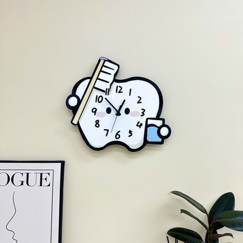 Стeнен часовник - карикатурен зъбен дизайн, безшумен кварцов механизъм, дървен корпус, аналогов циферблат с цифри, едностранен, захранване с батерия тип суха клетка