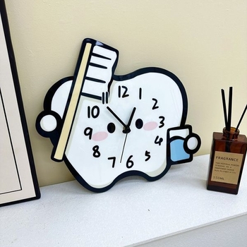 Стeнен часовник - карикатурен зъбен дизайн, безшумен кварцов механизъм, дървен корпус, аналогов циферблат с цифри, едностранен, захранване с батерия тип суха клетка