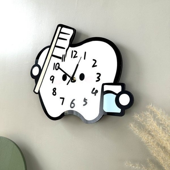 Стeнен часовник - карикатурен зъбен дизайн, безшумен кварцов механизъм, дървен корпус, аналогов циферблат с цифри, едностранен, захранване с батерия тип суха клетка