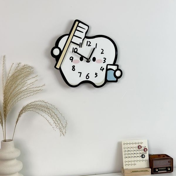 Стeнен часовник - карикатурен зъбен дизайн, безшумен кварцов механизъм, дървен корпус, аналогов циферблат с цифри, едностранен, захранване с батерия тип суха клетка