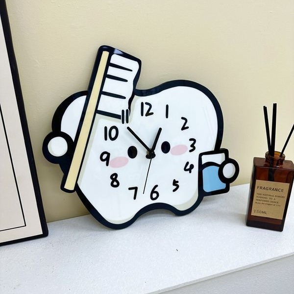 Стeнен часовник - карикатурен зъбен дизайн, безшумен кварцов механизъм, дървен корпус, аналогов циферблат с цифри, едностранен, захранване с батерия тип суха клетка