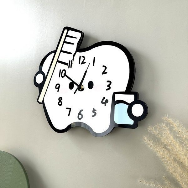 Стeнен часовник - карикатурен зъбен дизайн, безшумен кварцов механизъм, дървен корпус, аналогов циферблат с цифри, едностранен, захранване с батерия тип суха клетка