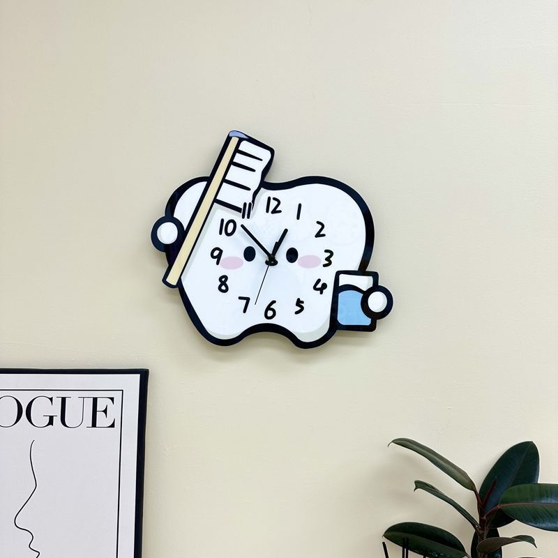 Стeнен часовник - карикатурен зъбен дизайн, безшумен кварцов механизъм, дървен корпус, аналогов циферблат с цифри, едностранен, захранване с батерия тип суха клетка