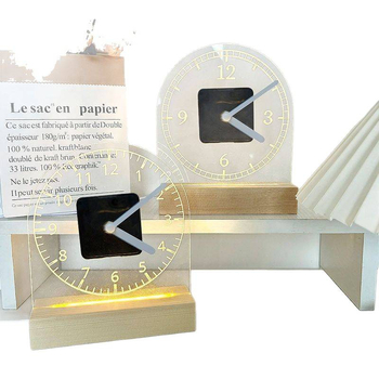 Часовник: Акрилно прозрачен настолен часовник с LED дисплей и аналогов циферблат, светеща нощна светлина, безшумен, захранван с батерии, пластмасов корпус