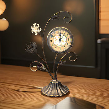 Настолен часовник с флорално‑пеперуден мотив, метален корпус, пластмасов циферблат, батерийно захранване, ретро casual стил