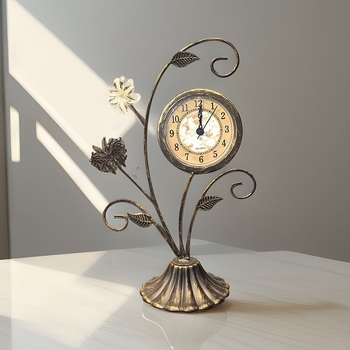 Настолен часовник с флорално‑пеперуден мотив, метален корпус, пластмасов циферблат, батерийно захранване, ретро casual стил