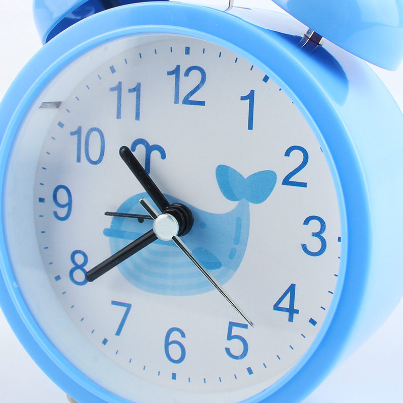 Будилник - кръгъл метален настолен часовник с LED цифри, кварцов механизъм, работа на батерии, карикатурен стил