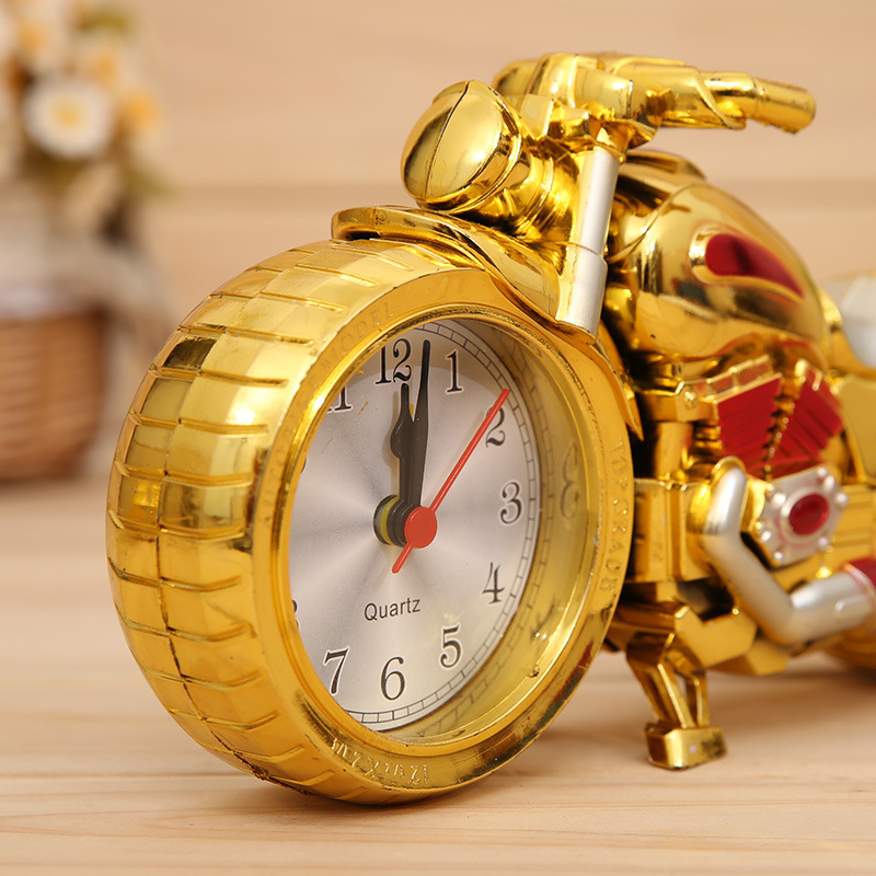 PF168C Златен мотоциклет будилник - модерен и креативен, аналогов дисплей, батерийно захранване, движение със скокове на секундите, пластмасов корпус и пластмасов циферблат