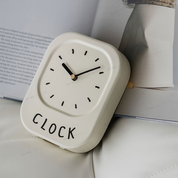 Настолен часовник с махало, кремав минималистичен дизайн, батерийно захранване, пластмасов корпус, метален циферблат (батерийно захранване, пластмасов корпус, метален циферблат, Механизъм: Друг)