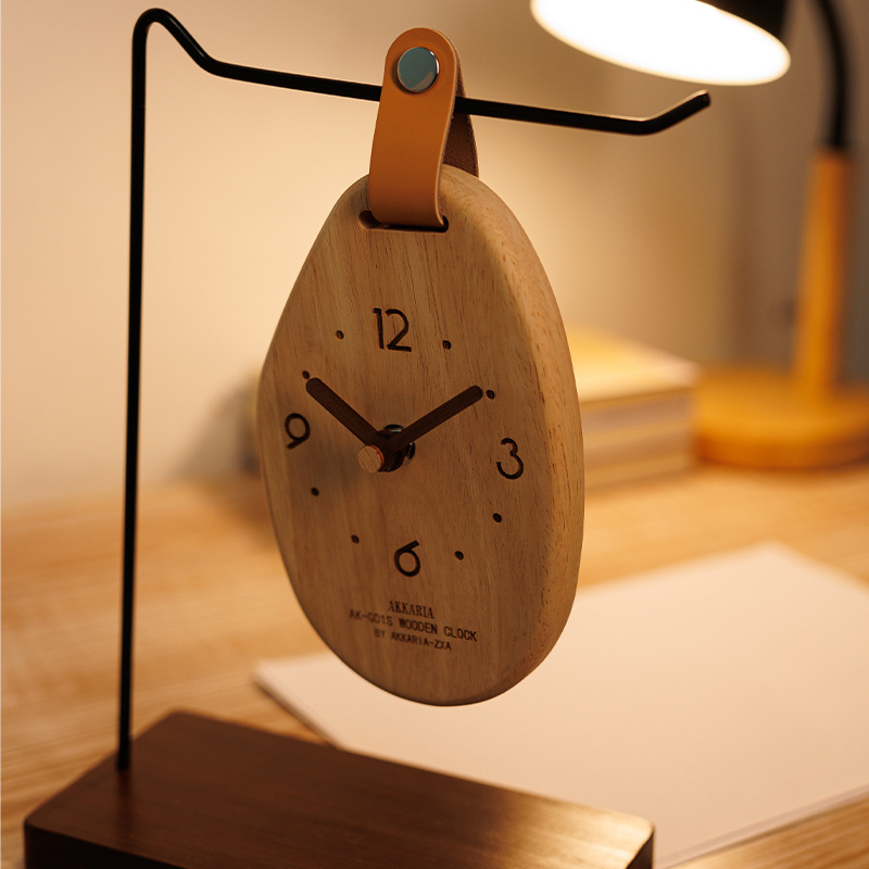 Настолен часовник Ak-g01s, масивно дърво, овална форма, механизъм с плавен ход на секундата, батерийно захранване, възможност за печат на лого