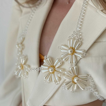 Гръдна верига със цветен мотив, имитационни перли под формата на оризови зърна; подходяща за бански костюм; тяло-верига в златен и сребърен тон – есен 2024