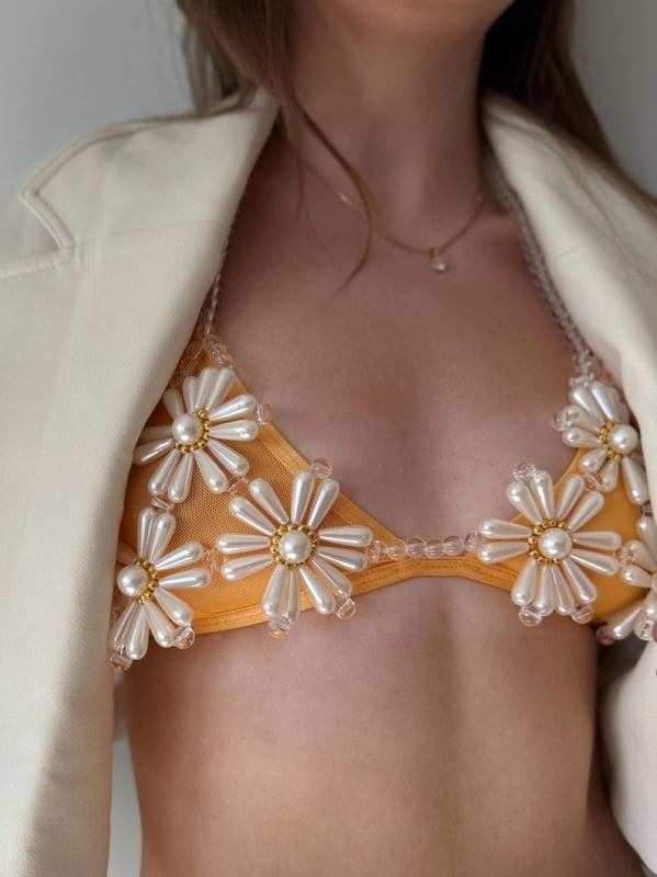 Гръдна верига със цветен мотив, имитационни перли под формата на оризови зърна; подходяща за бански костюм; тяло-верига в златен и сребърен тон – есен 2024