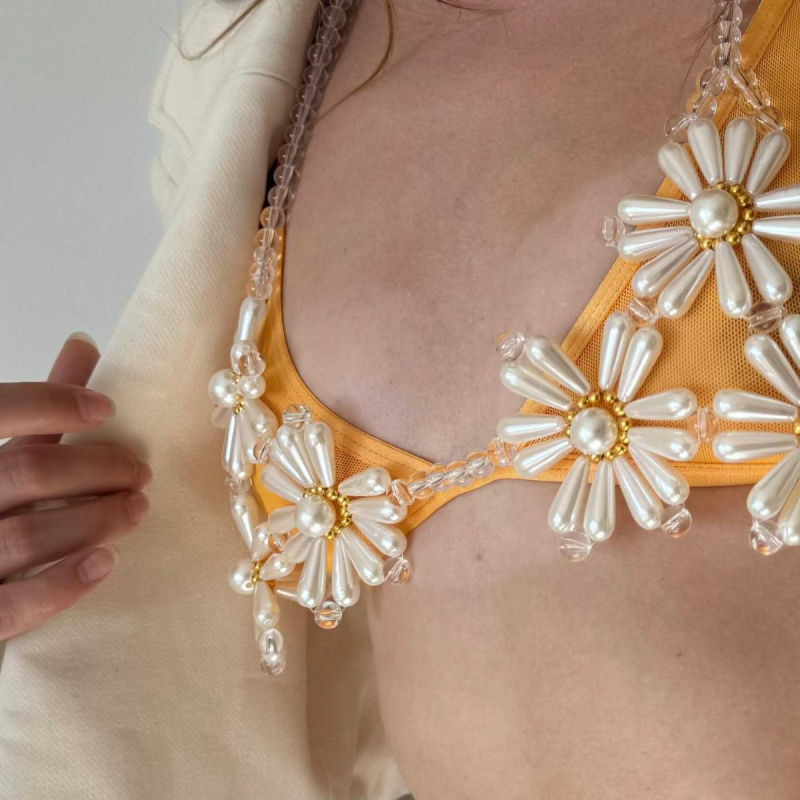 Гръдна верига със цветен мотив, имитационни перли под формата на оризови зърна; подходяща за бански костюм; тяло-верига в златен и сребърен тон – есен 2024