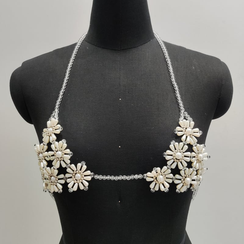 Гръдна верига със цветен мотив, имитационни перли под формата на оризови зърна; подходяща за бански костюм; тяло-верига в златен и сребърен тон – есен 2024