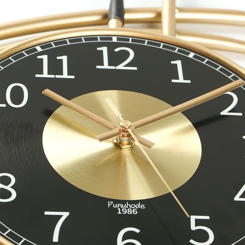 Стенен часовник в скандинавски стил, кръгъл, аналогов дисплей с плавна работа на секундната стрелка, захранван от батерия, метален корпус и кварцово стъкло