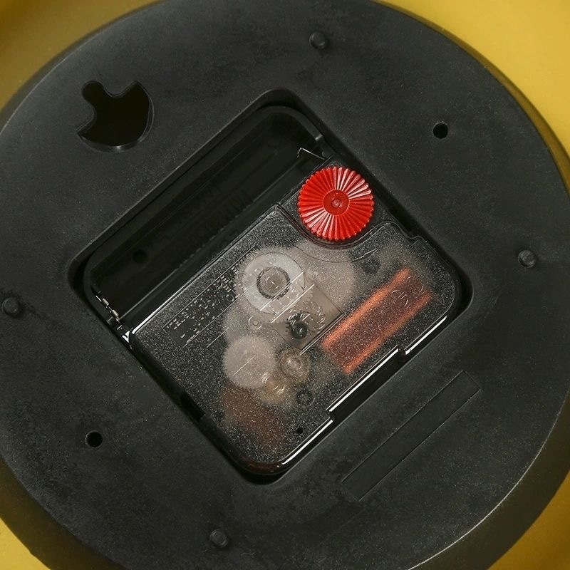 Стенен часовник в скандинавски стил, кръгъл, аналогов дисплей с плавна работа на секундната стрелка, захранван от батерия, метален корпус и кварцово стъкло