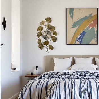 Стенно часовник с дизайн на лист гинко, модерен минимализъм, правоъгълна метална лицева част, батерийно захранване и електронно движение