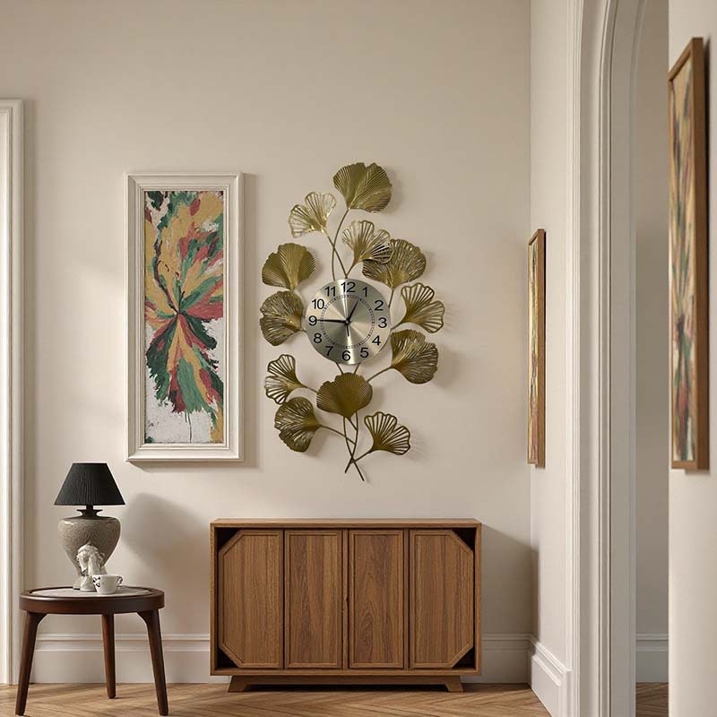 Стенно часовник с дизайн на лист гинко, модерен минимализъм, правоъгълна метална лицева част, батерийно захранване и електронно движение