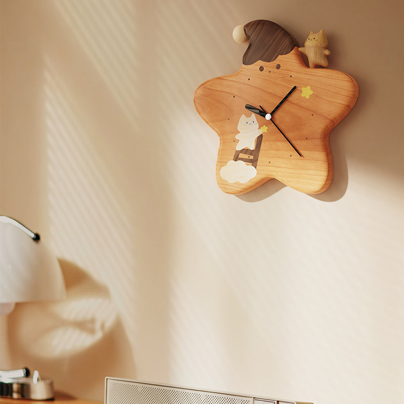 Стилен стенен часовник с дървен циферблат, захранван с батерии, плавен ход на секундата, стил карикатура, едностранен, подходящ за хол