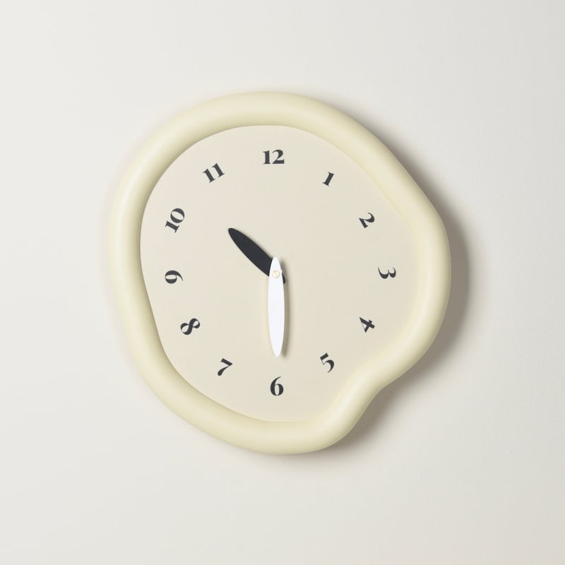 Стeнен часовник C29-B – кварцов механизъм, батерийно захранване, дървен корпус, кожен циферблат