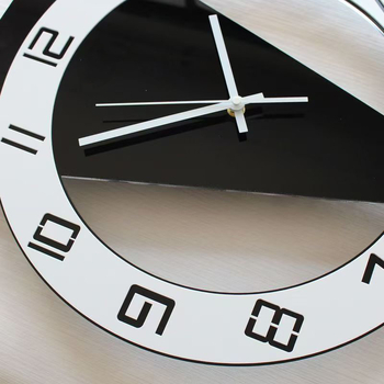 Стенен часовник YT-004, триъгълен дизайн, с плавно движение на секундната стрелка, захранване с сухи батерии