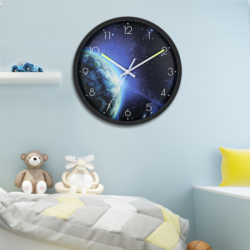 Кварцов стенен часовник модел XPL2101, с плавно движение на секундите, захранван от батерии, аналогов дисплей с цифри, LED осветление