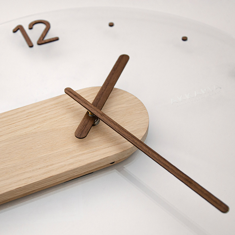 AKKARIA Стенен часовник с дървен корпус, скандинавски минималистичен стил, кръгъл формат, кварцов механизъм, акрилно лице, захранване с батерия