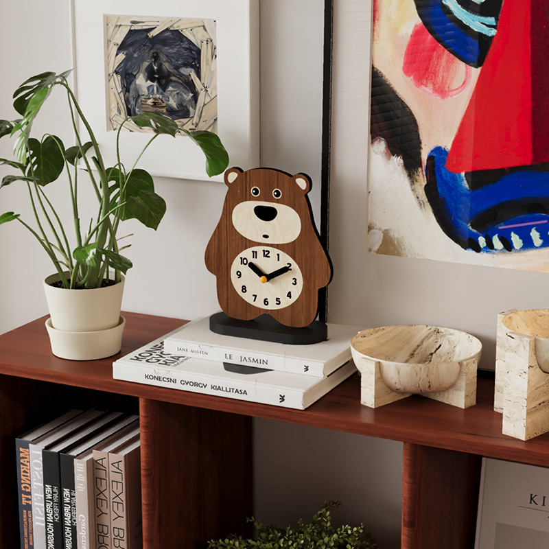 Десктоп часовник с кварцов механизъм, батерийно захранван, овален корпус, нордически стил