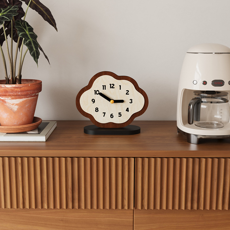 Настолен часовник с дизайн облачен карикатурен мотив – нордичен стил, кварцов механизъм, кожен циферблат, захранван с батерии