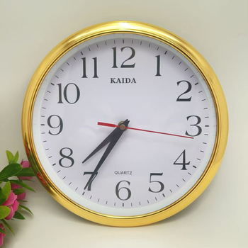 Стенно часовник – минималистичен, кръгъл пластмасов корпус, батерийно захранване, плавен ход на секундната стрелка, механизъм Aishida B-13