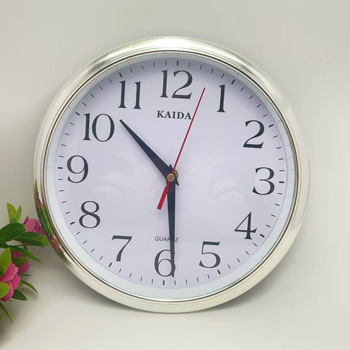 Стенно часовник – минималистичен, кръгъл пластмасов корпус, батерийно захранване, плавен ход на секундната стрелка, механизъм Aishida B-13